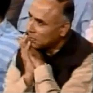 Dil e naadaan ko ho qaraar naheen